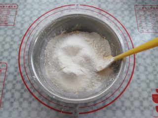 8、南瓜曲奇,加入过筛好的低筋面粉