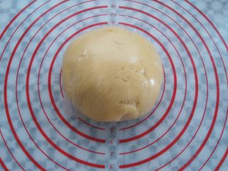 10、南瓜曲奇,用保鲜袋装起来放入冰箱冷藏30分钟