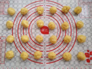 11、南瓜曲奇,面团平均分成24个小面团