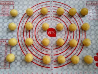 12、南瓜曲奇,所有的小面团稍稍揉圆一下