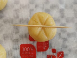 13、南瓜曲奇,用牙签在面团顶上压3条线