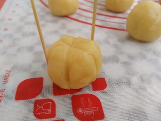 14、南瓜曲奇,用2支牙签在饼干面团的周围压6条线