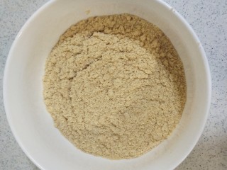 1、镜面芒果慕斯蛋糕,将消化饼干稍微捣碎以后放入料理机