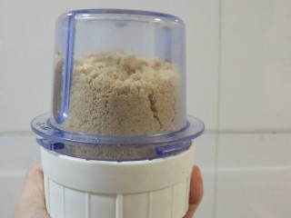 2、镜面芒果慕斯蛋糕,打成粉末取出80g备用