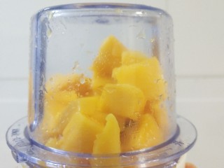 7、镜面芒果慕斯蛋糕,芒果和糖放入料理机打成泥，取300g放入干净的碗中