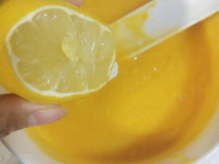 8、镜面芒果慕斯蛋糕,15ml柠檬汁倒入芒果泥和糖中搅拌均匀