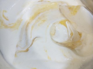 12、镜面芒果慕斯蛋糕,打好的和之前拌好的芒果吉利丁翻版均匀，一定要翻版均匀哦