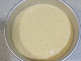 13、镜面芒果慕斯蛋糕,倒入压好饼干底的模具中，震平之后放入冰箱冷藏4小时以上，冷藏一夜的话口感更佳哦