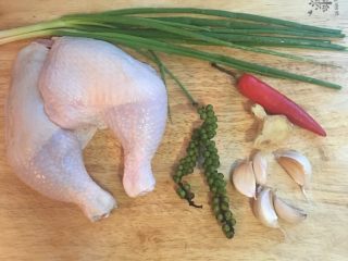 1、鲜胡椒烧鸡,鸡腿洗净沥干；葱和辣椒还有胡椒粒洗净；姜去皮备用。