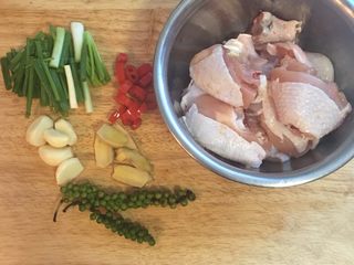 2、鲜胡椒烧鸡,鸡腿切块；葱切段；辣椒去籽后切圈状；姜切片；蒜头去皮。