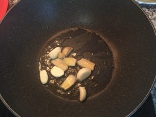 3、鲜胡椒烧鸡,锅烧热后放入适量的沙拉油与少许香甜，放入蒜头与姜片炒出香味。