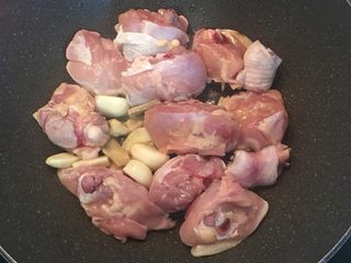 4、鲜胡椒烧鸡,放入鸡肉，