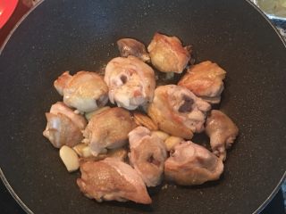 5、鲜胡椒烧鸡,皮朝下煎上色。