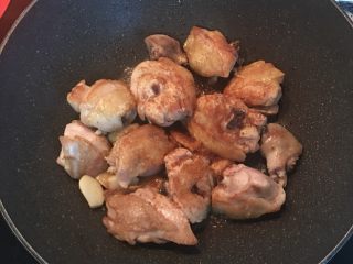 6、鲜胡椒烧鸡,放入糖炒匀后，