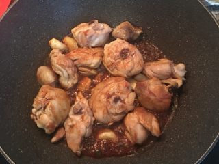 7、鲜胡椒烧鸡,加入酱油，将鸡肉炒上色。