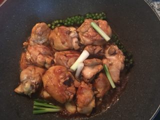8、鲜胡椒烧鸡,放入葱白与新鲜胡椒粒，