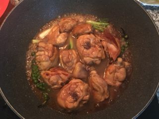 9、鲜胡椒烧鸡,加入米酒炒匀，接着放入1/2杯的水，大火煮滚后试酱汁的味道并微调。