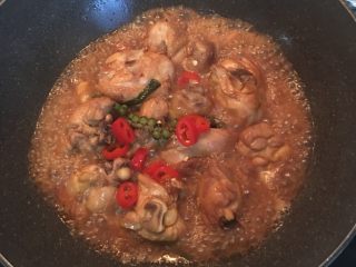 11、鲜胡椒烧鸡,转大火收汁，接着放入辣椒。