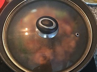 10、鲜胡椒烧鸡,盖上锅盖，小火焖烧10分钟。