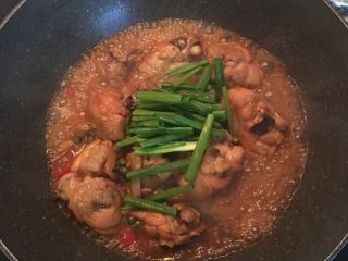 12、鲜胡椒烧鸡,撒上葱绿，拌炒两下即可起锅。