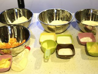 1、不一样的黄金月饼酥,称好全部材料，尽量将油皮、油酥和麻薯的材料区分开，避免混淆