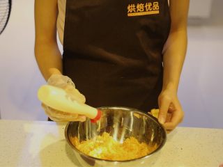 6、不一样的黄金月饼酥,肉松蛋黄加入少许沙拉酱，利于粘成团