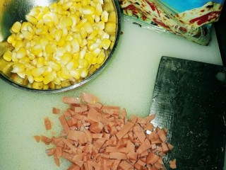 2、吐司披萨,半个玉米，掰下玉米粒洗净，肉花肠切丁
