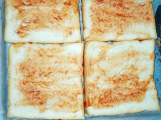 3、吐司披萨,吐司片抹上番茄酱