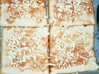 4、吐司披萨,洒一层奶酪碎