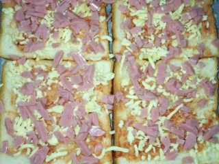 5、吐司披萨,洒一层肉花肠