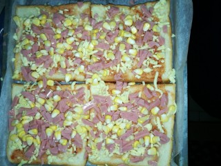 6、吐司披萨,洒一层玉米粒