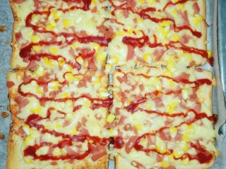 8、吐司披萨,刚出炉的披萨，披萨适合趁热吃，拉丝超好