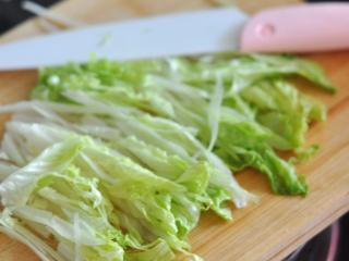 1、黑醋金枪鱼沙拉,将生菜切成细丝。