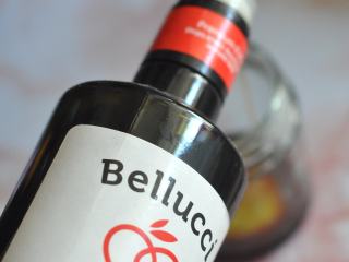 2、黑醋金枪鱼沙拉,倒入橄榄油。