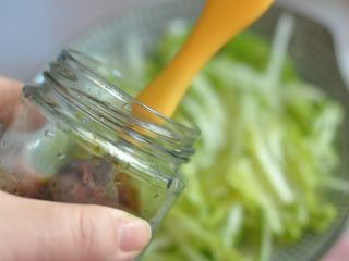 5、黑醋金枪鱼沙拉,淋少许香草油醋汁。