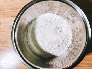 3、自制披萨,将200克高筋面粉倒入盆中（可以做两张披萨面饼，根据自己情况决定用量）