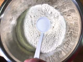 4、自制披萨,加入一勺盐，搅拌几下