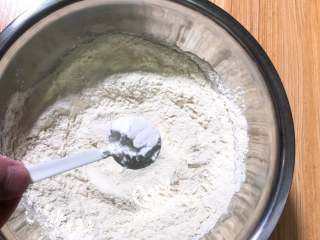 5、自制披萨,加入两勺糖，搅拌几下