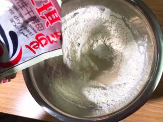 6、自制披萨,加入酵母，并搅拌均匀