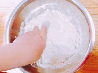 8、自制披萨,揉面时间大概10-15分钟，感觉面团硬度跟耳垂一样的手感就可以了。（时间不宜太长避免产生筋性）