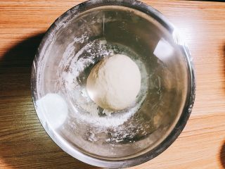 9、自制披萨,将和好的面团用保鲜膜盖好，常温发酵1小时待面团增大3-4倍就可以使用了