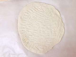 11、自制披萨,用叉子把面饼扎小眼，防止烤的时候面饼膨胀。