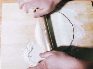 10、自制披萨,将发好的面团擀成薄饼