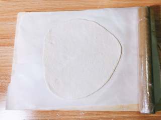 12、自制披萨,烤箱220度预热定时10分钟。拿出烘培纸刷一层油，将面饼放上去