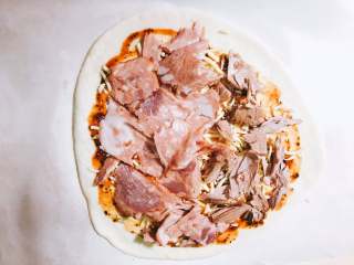 13、自制披萨,随后加入金枪鱼、培根