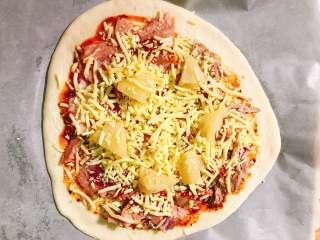 15、自制披萨,放入烤箱上下火220度烘烤15分钟（不同烤箱温度设置有所不同，请根据自己烤箱而定。）