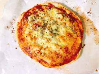 17、自制披萨,继续烘烤5-10分钟即可