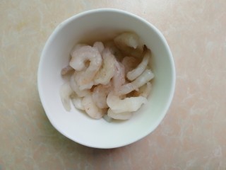 1、虾仁火腿意面,首先准备一下虾仁，我今天用的冷冻虾仁，大家用新鲜的话，需要剥壳去虾线处理干净