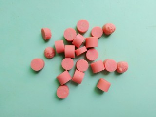 3、虾仁火腿意面,切小段