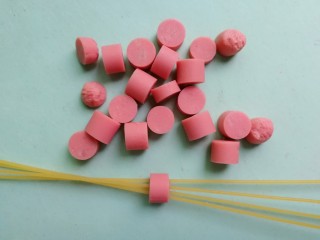 4、虾仁火腿意面,将意面穿过火腿肠